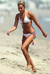 Asley Tisdale pe plaja