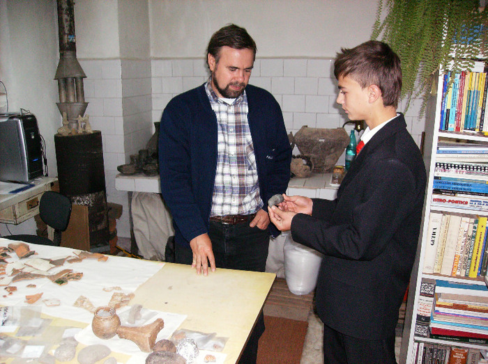 La arheologul Mirea Pavel, elev Dogaru Daniel - Muzeul Scolii Peretu