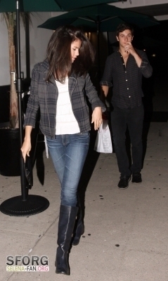 10 - August 27TH Leaving Philippe Chow Restaurant in Hollywood with David Henrie and selena gomez