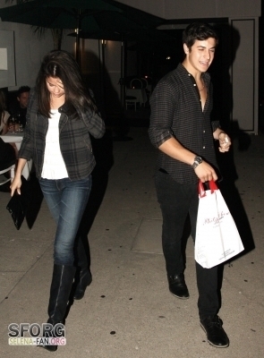 11 - August 27TH Leaving Philippe Chow Restaurant in Hollywood with David Henrie and selena gomez