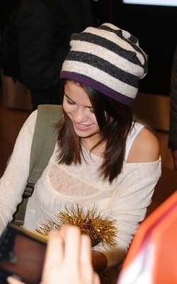 33606170_PMSACHOVX - Selena Gomez 2011 Arriving At Haneda Airport In Tokyo Japan February 20