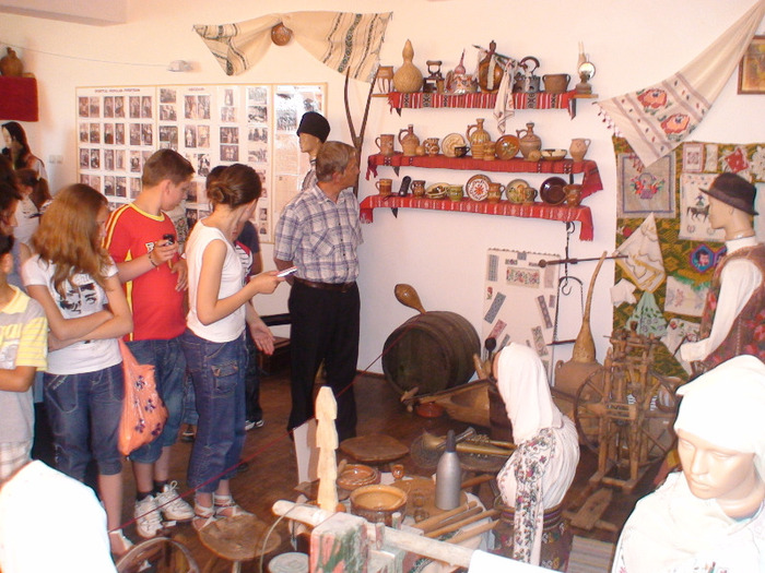vizitatori - Muzeul Scolii Peretu