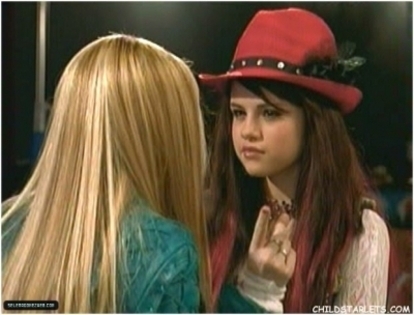25274713_EZGLRFWYU - Selena Gomez In Hannah Montana - I want You to Want Me - Captures2