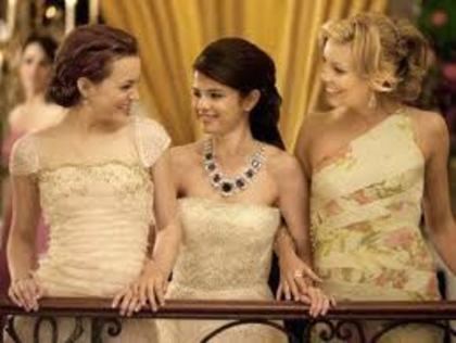 34547393_MCTOMKVOZ - Leighton Meester si Selena Gomez in filmul monte carlo