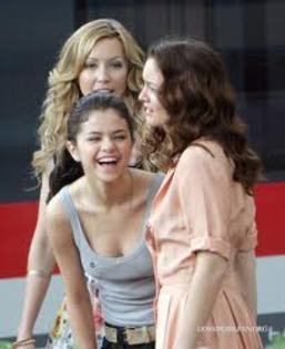 34547396_GIAVUDPIQ - Leighton Meester si Selena Gomez in filmul monte carlo