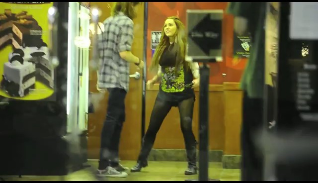 bscap0009 - Miley Cyrus Dances in ColdStone Creamery