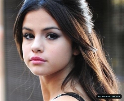 Selena-Shooting-music-video-2011-selena-gomez-19317938-400-324 - Tema 02 pt ScoalSelenaGomez