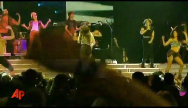 bscap0101 - Cyrus Feels The Love