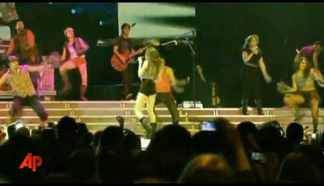 bscap0102 - Cyrus Feels The Love