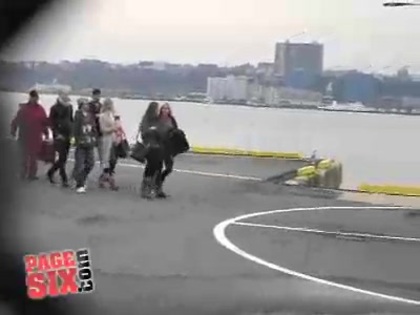 RARE VIDEO. MILEY CYRUS GETTING ON A HELICOPTER 096 - 0-0 MILEY GETTING ON A HELICOPTER-Rare vid