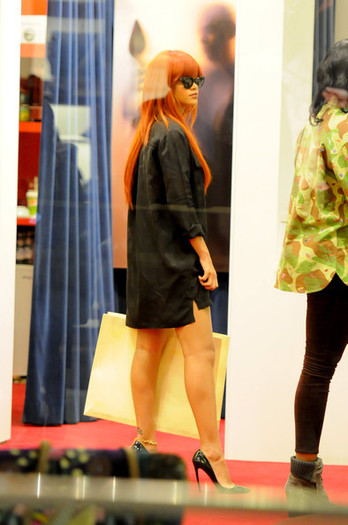 Rihanna+Rihanna+Shops+Westfield+dSOWkKA85yCl - Rihanna