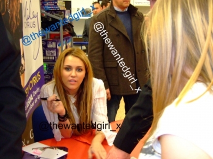 normal_190437513 - 09 11 - Signing copies of her new album at Asda in Derby UK - Fanpics