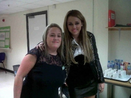 normal_193055307 - 09 11 - Signing copies of her new album at Asda in Derby UK - Fanpics