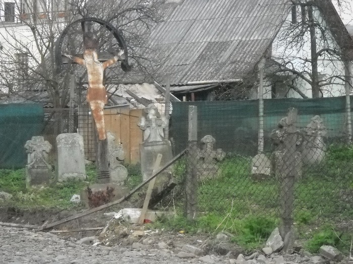 oameni mari in cimitir minuscul - MONUMENT ISTORIC