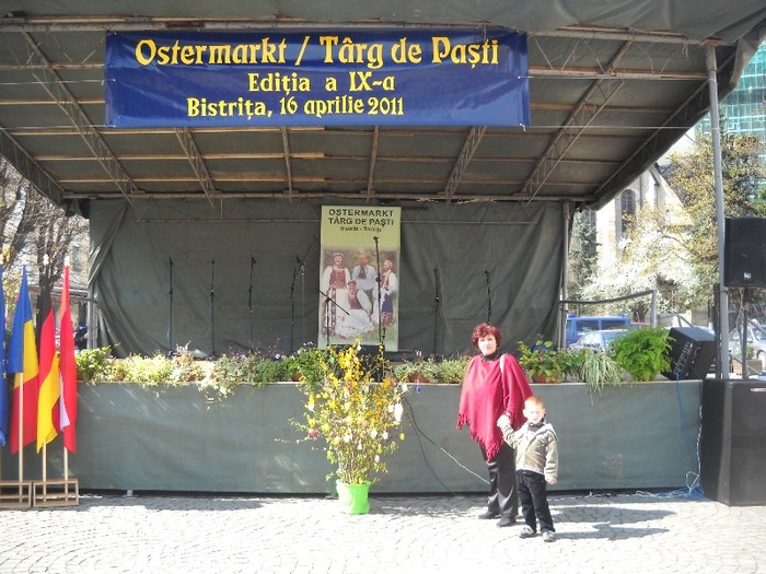 cu puiutul la targ - TARGUL SASESC DE PASTE la BISTRITA2011