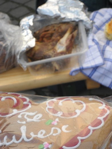 VINDE TURTA DULCE,si MANANCA. - TARGUL SASESC DE PASTE la BISTRITA2011