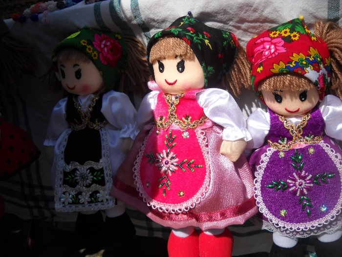 ..ESTI MAI FRUMOASA CAND RAZI - TARGUL SASESC DE PASTE la BISTRITA2011