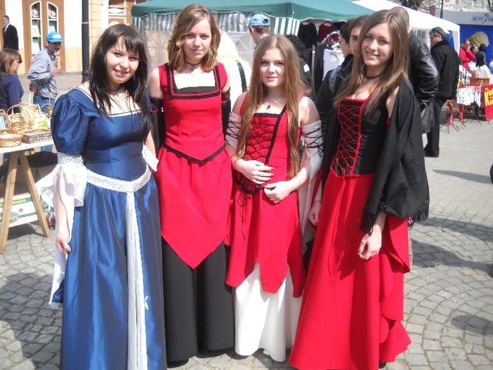 DOMNITELE CETATII "NOSE" - TARGUL SASESC DE PASTE la BISTRITA2011