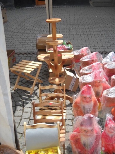SUPORT de FLORI cu ....PITICI - TARGUL SASESC DE PASTE la BISTRITA2011