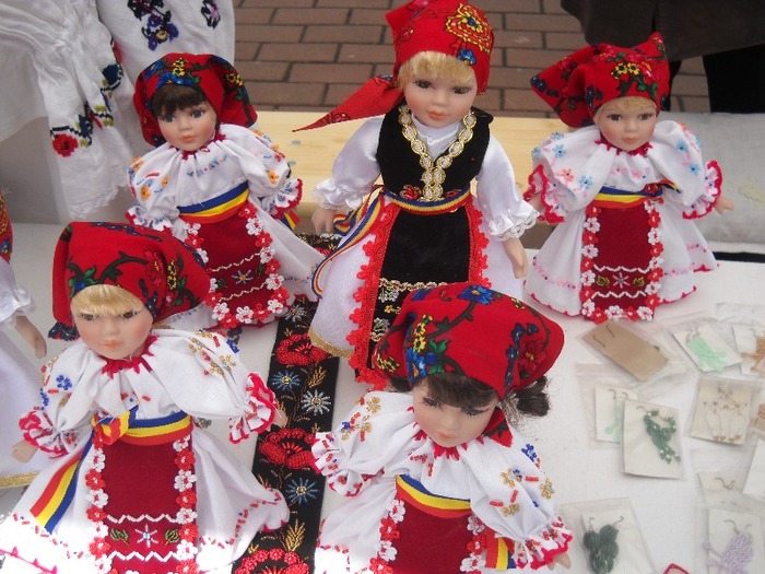UITE-ASA SE JOACA FATA...... - TARGUL SASESC DE PASTE la BISTRITA2011