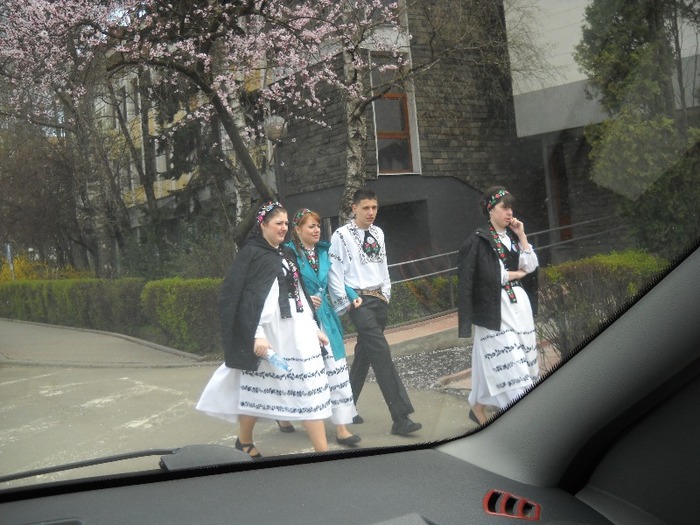 IA-MA DE MANA SI SPUNE-mi ....TU - TARGUL SASESC DE PASTE la BISTRITA2011