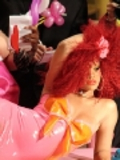 thumbs_rihanna-sm-video-16