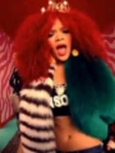 thumbs_rihanna-sm-video-17 - rihanna-S M