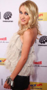 30419857_WNDDJGOIA - emily osment