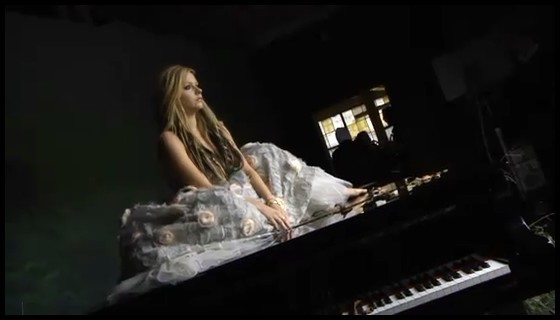 bscap0060 - ALBUM PHOTO SHOOT - Avril Lavigne - Making of Goodbye Lullaby