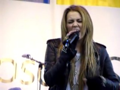 bscap0252 - Miley Cyrus Performs at Microsoft Store