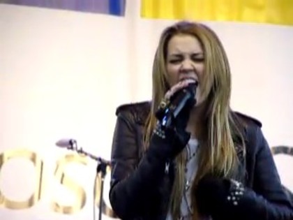 bscap0253 - Miley Cyrus Performs at Microsoft Store