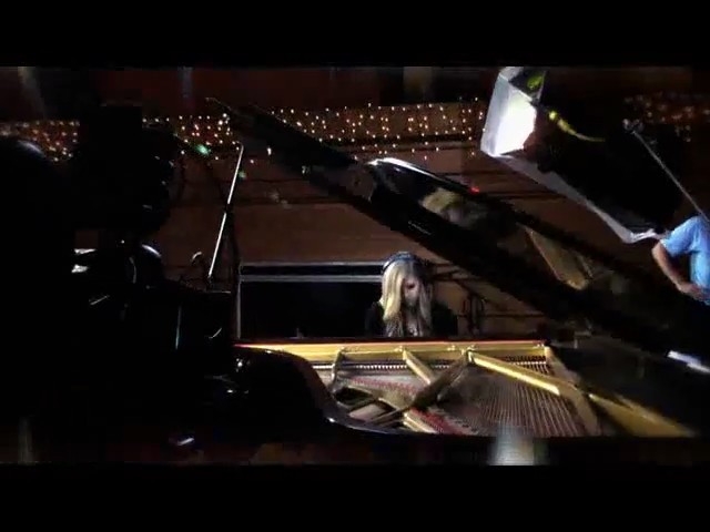 bscap0365 - Avril Lavigne - Making of Cannon Singapore Comercial - Captures by me