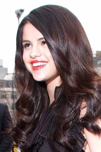 selena-gomez-fashion-wizard-233 - Selena Gomez cu ruj rosu