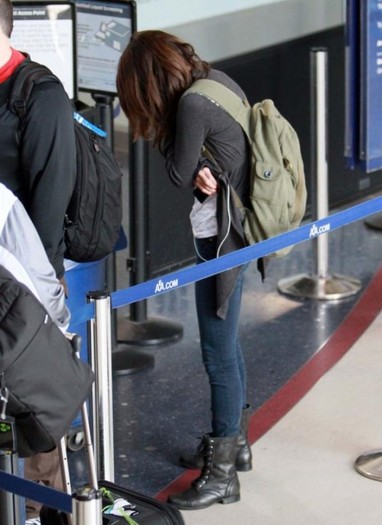 selena-gomez-aeroport1-540x742 - Selena Gomez la aeroportul din Los Angeles