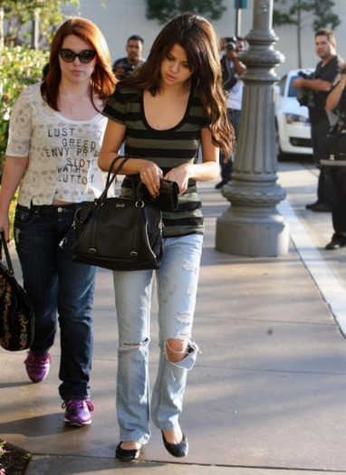 selena-gomez-cumparaturi-la-6-540x742 - Selena Gomez la cumparaturi prin Los Angeles