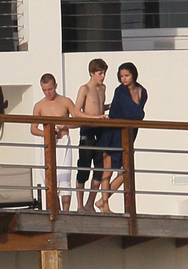 selena-gomez-si-justin-bieber-6 - Selena Gomez a petrecut Revelionul in bratele lui Justin Bieber