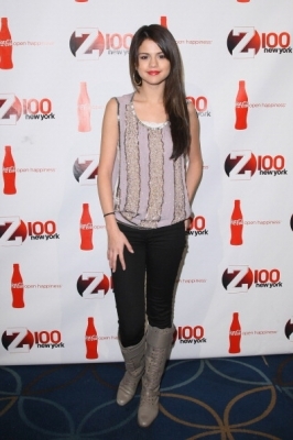 selena-gomez-zc-11 - Selena Gomez la Z100 Coca Cola s All Access Lounge
