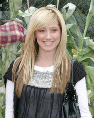 ashley-tisdale-182309l-poza