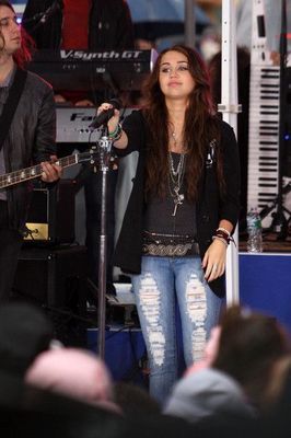 miley-cyrus-545491l-poza - Fanclub Miley