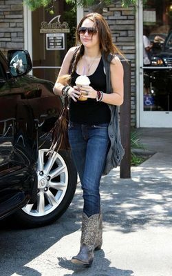 miley-cyrus-739699l-poza - Fanclub Miley