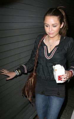 miley-cyrus-753157l-poza - Fanclub Miley