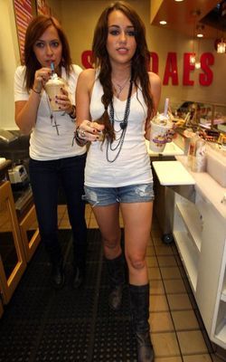 miley-cyrus-878794l-poza - Fanclub Miley