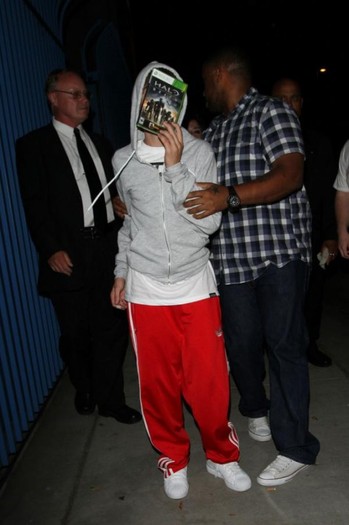 justin bieber halo 533x800 Justin Bieber se ascunde de paparazzi