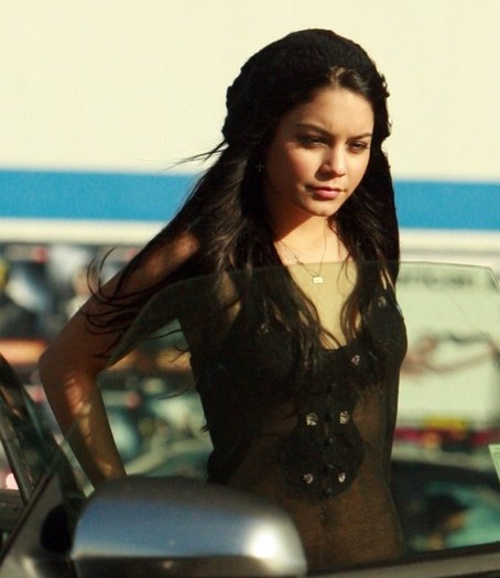 vanessa hudgens sexy 520x601 Vanessa Hudgens, sexy intr un top transparent