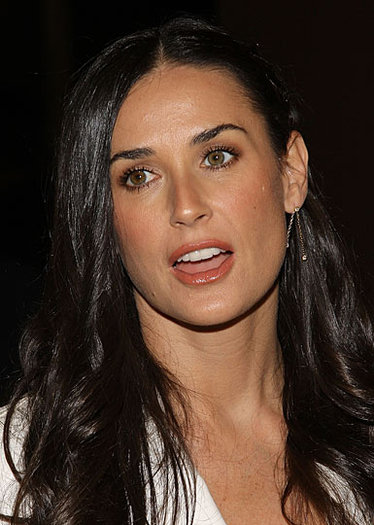 Demi Moore geloasa Demi Moore este geloasa pe Anne Heche