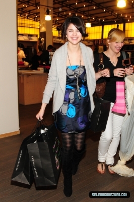 normal_007 - 12 03 2009 Selena Gomez Shopping at Armani Exchange