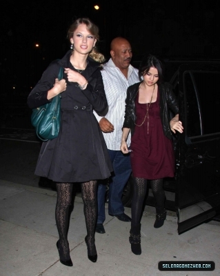 normal_001 - 10 27 2009 Selena Gomez and Taylor Swift go for frozen yogurt