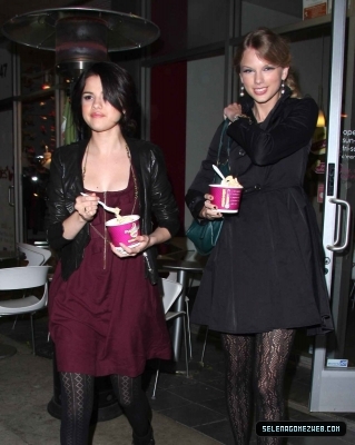 normal_002 - 10 27 2009 Selena Gomez and Taylor Swift go for frozen yogurt