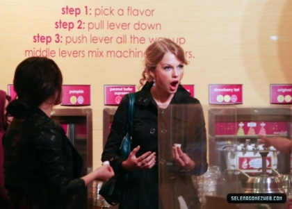 normal_006 - 10 27 2009 Selena Gomez and Taylor Swift go for frozen yogurt