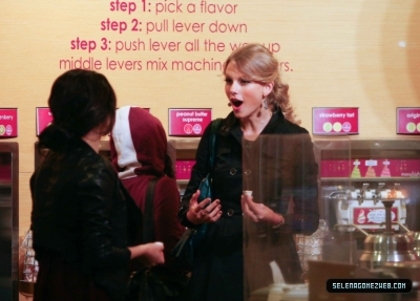 normal_008 - 10 27 2009 Selena Gomez and Taylor Swift go for frozen yogurt